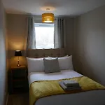 2 Bedroom House Walking Distance To Centre With Free Parking