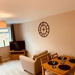 2 Bedroom House Walking Distance To Centre With Free Parking Hébergement de vacances