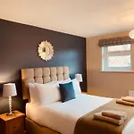 2 Bedroom House Walking Distance To Centre With Free Parking Hébergement de vacances *
