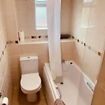 2 Bedroom House Walking Distance To Centre With Free Parking York
