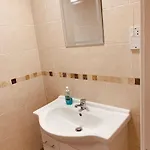 Hébergement de vacances 2 Bedroom House Walking Distance To Centre With Free Parking *