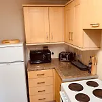 Hébergement de vacances 2 Bedroom House Walking Distance To Centre With Free Parking