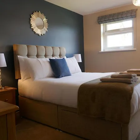 2 Bedroom House Walking Distance To Centre With Free Parking York