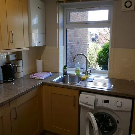 2 Bedroom House Walking Distance To Centre With Free Parking *