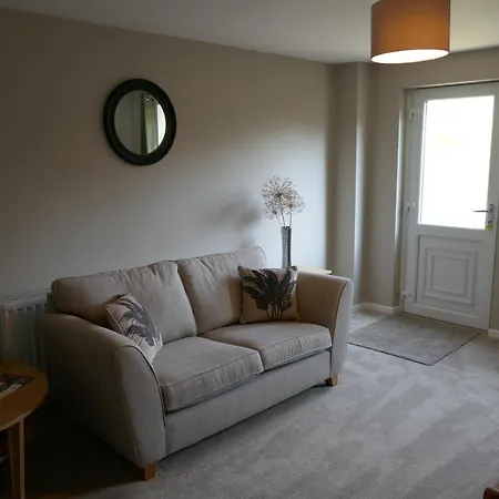 Nyaraló 2 Bedroom House Walking Distance To Centre With Free Parking