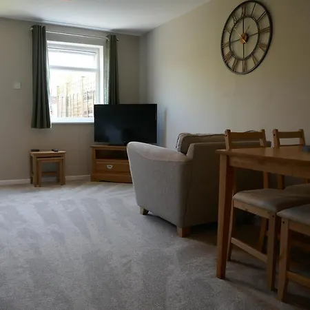 2 Bedroom House Walking Distance To Centre With Free Parking Holiday home