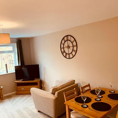 2 Bedroom House Walking Distance To Centre With Free Parking Nyaraló