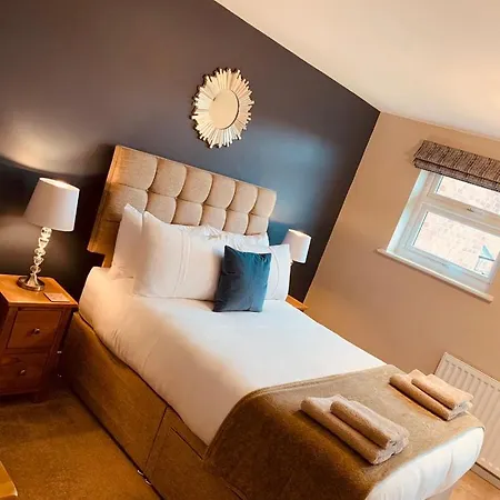 2 Bedroom House Walking Distance To Centre With Free Parking *