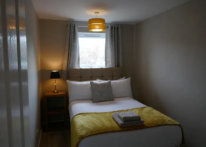 2 Bedroom House Walking Distance To Centre With Free Parking