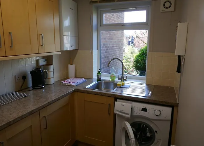 2 Bedroom House Walking Distance To Centre With Free Parking *