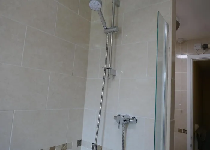 2 Bedroom House Walking Distance To Centre With Free Parking *