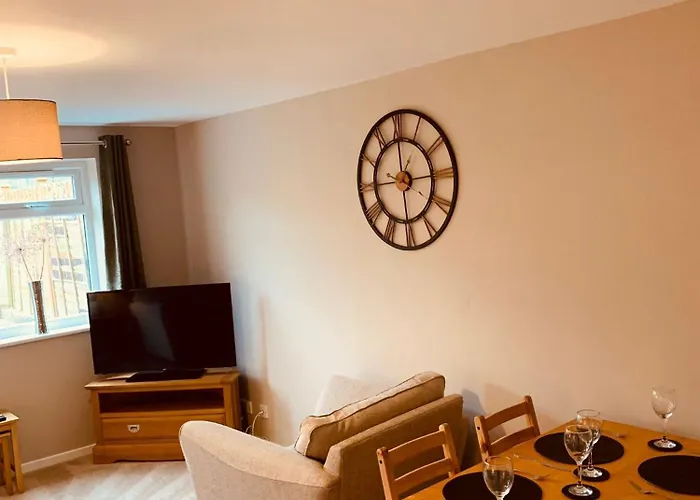 2 Bedroom House Walking Distance To Centre With Free Parking Holiday home