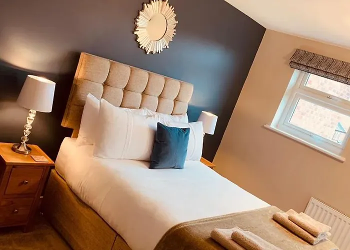 2 Bedroom House Walking Distance To Centre With Free Parking *