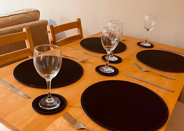 2 Bedroom House Walking Distance To Centre With Free Parking