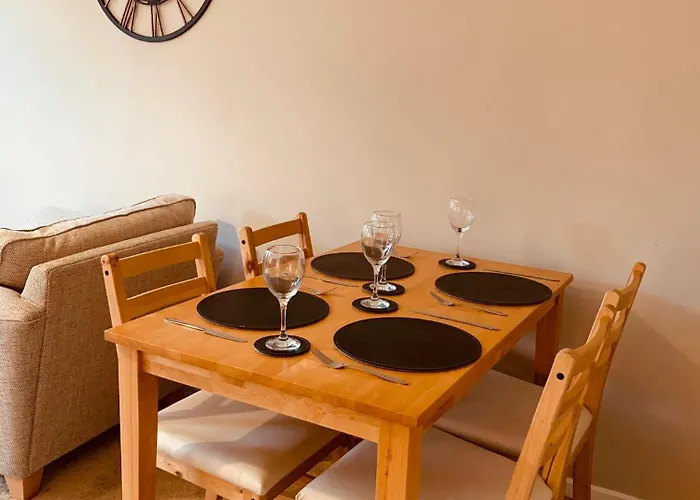 2 Bedroom House Walking Distance To Centre With Free Parking Holiday home