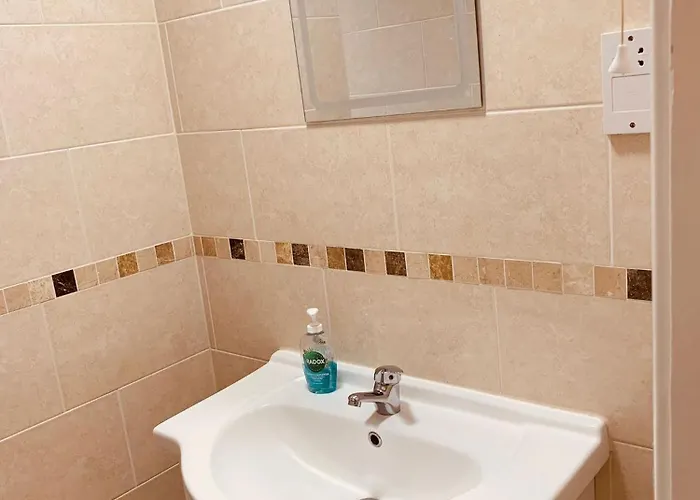 Holiday home 2 Bedroom House Walking Distance To Centre With Free Parking *