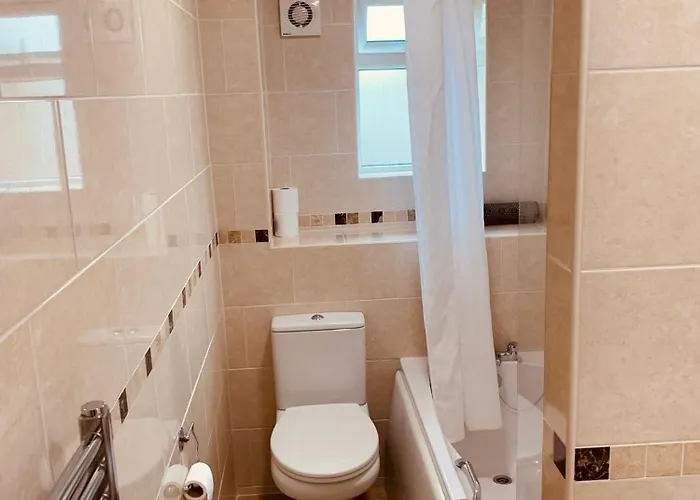 Holiday home 2 Bedroom House Walking Distance To Centre With Free Parking