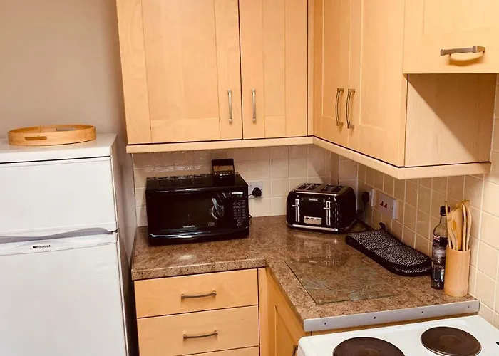 Holiday home 2 Bedroom House Walking Distance To Centre With Free Parking