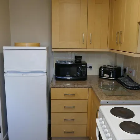 2 Bedroom House Walking Distance To Centre With Free Parking * יורק