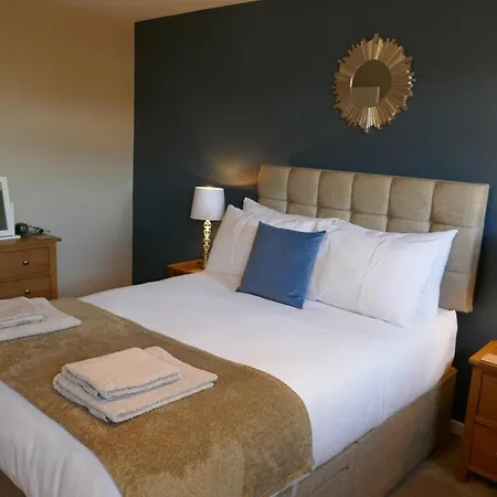 2 Bedroom House Walking Distance To Centre With Free Parking יורק