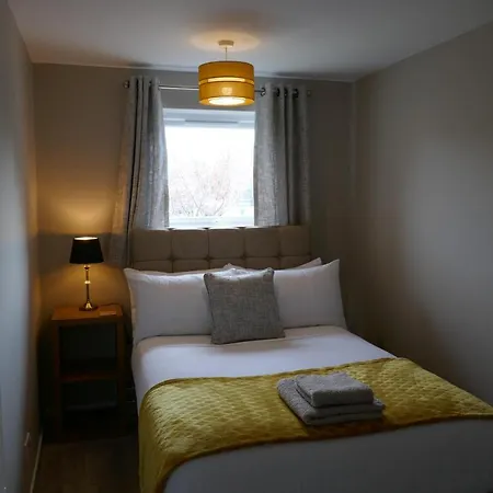 2 Bedroom House Walking Distance To Centre With Free Parking