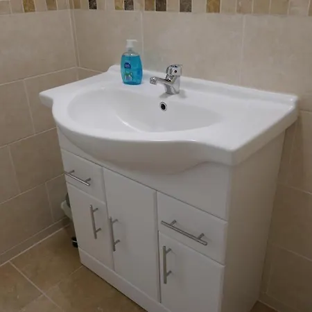 2 Bedroom House Walking Distance To Centre With Free Parking * York