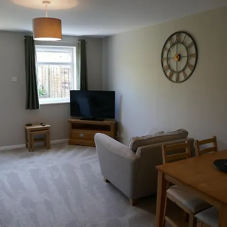 2 Bedroom House Walking Distance To Centre With Free Parking Holiday home