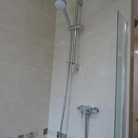 2 Bedroom House Walking Distance To Centre With Free Parking *