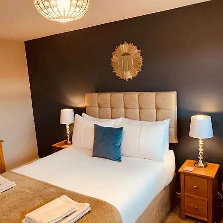 2 Bedroom House Walking Distance To Centre With Free Parking * יורק