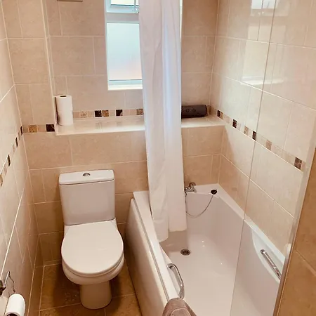 2 Bedroom House Walking Distance To Centre With Free Parking יורק