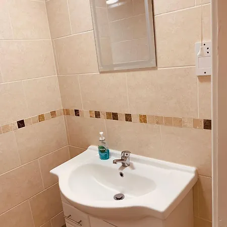בית נופש 2 Bedroom House Walking Distance To Centre With Free Parking *