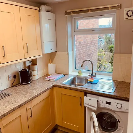 2 Bedroom House Walking Distance To Centre With Free Parking * יורק