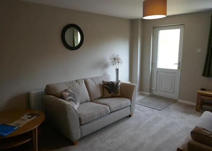 Dom wakacyjny 2 Bedroom House Walking Distance To Centre With Free Parking