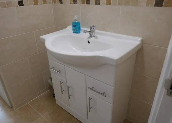 2 Bedroom House Walking Distance To Centre With Free Parking * York