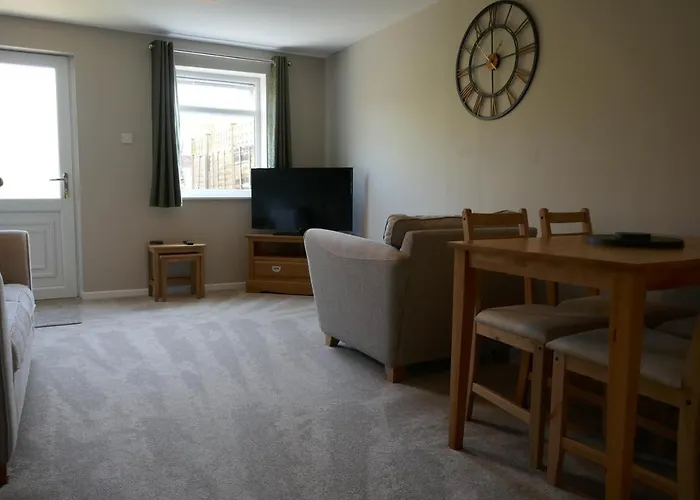 2 Bedroom House Walking Distance To Centre With Free Parking Dom wakacyjny